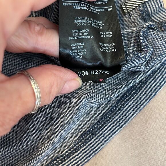 Volcom size M long sleeve cold shoulder black and white strip knit top GUC - Picture 7 of 12